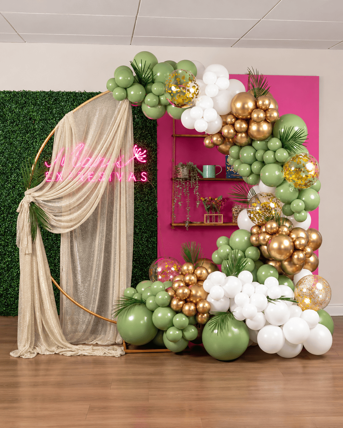 Arco de globos y aro dorado tropical