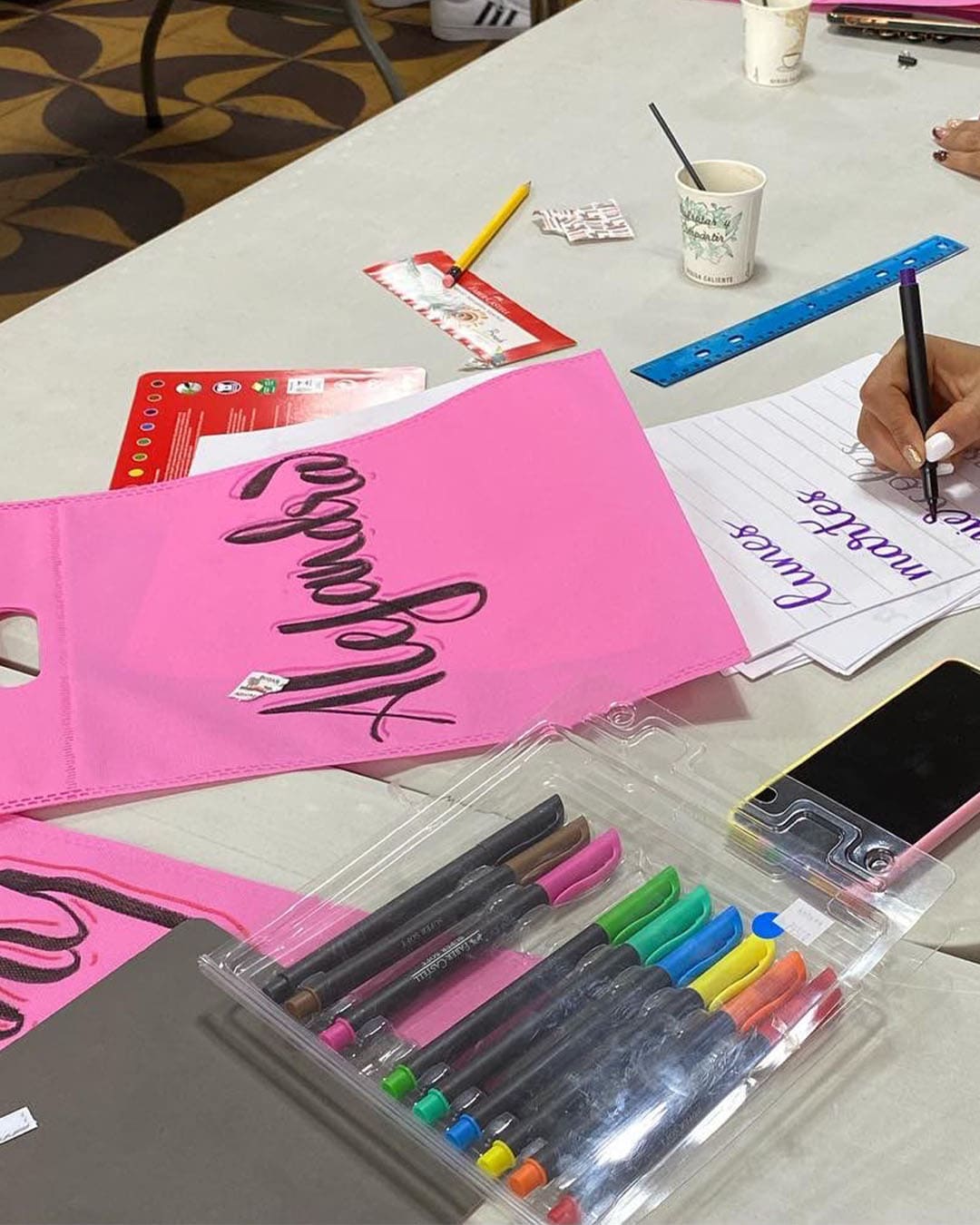 lettering manos expresivas